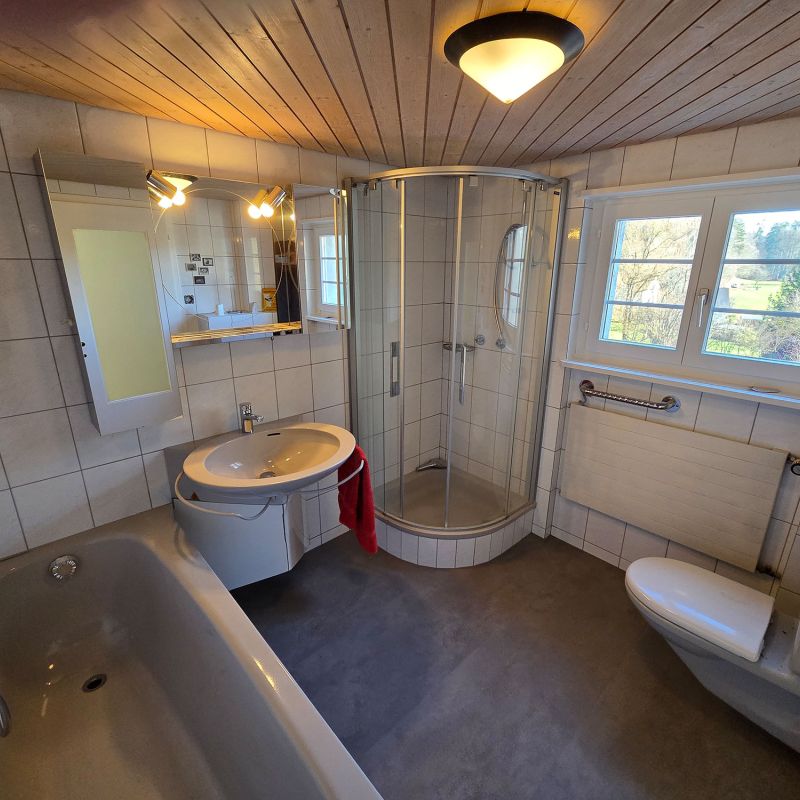 Badezimmer mit Dusche und Badewanne